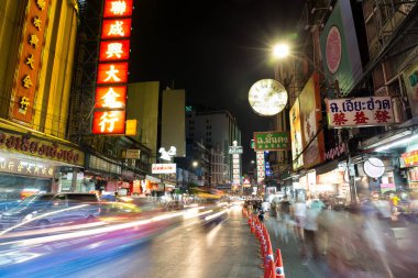 Chinatown, Bangkok, Tayland - 27 Nisan 2017: Işık, Çin şehir Bangkok arabalar iz ve dükkan ve insanlar çok gece