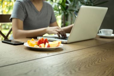 Taze frui ile laptop çalışma odak genç Asyalı kadın seçin