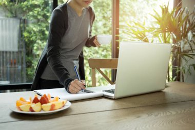 Kağıt kahve ve nitelikleri holding ile iş yazma işkadını