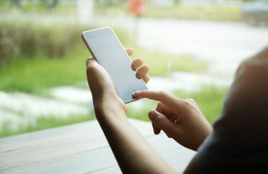 Kadın el cep telefonu kullanarak 