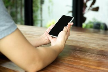 Kadın el cep telefonu kullanarak 