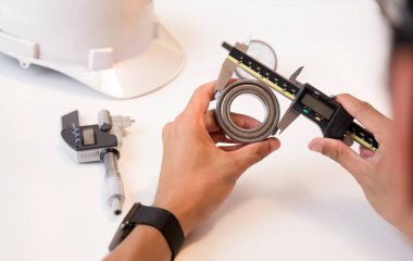 Vernier taşıyan ölçme Kaliper kullanan mühendis adam 