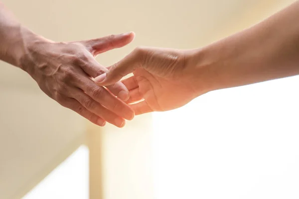Ajuda Conceito Mãos estendendo a mão para ajudar juntos — Fotografia de Stock