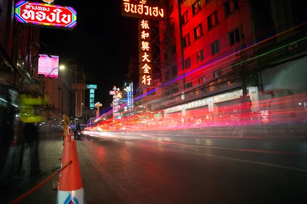 Chinatown, Bangkok, Thailand - 27 Apr 2017: Op China stad Bangkok auto's trail, winkels en veel mensen af op moment van de nacht licht — Stockfoto