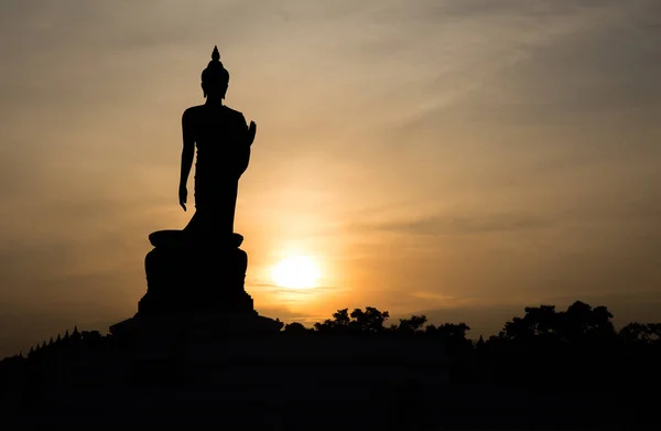Silhueta de pé grande Buda em Phutthamonthon — Fotografia de Stock