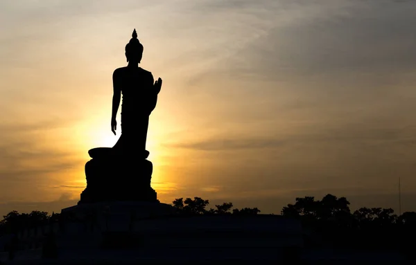 Silhueta de pé grande Buda em Phutthamonthon — Fotografia de Stock