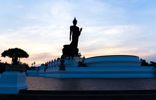 Silueta de pie Buda grande en Phutthamonthon — Foto de Stock