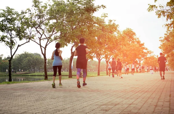 Grupo de personas corriendo maratón en el parque — Foto de Stock