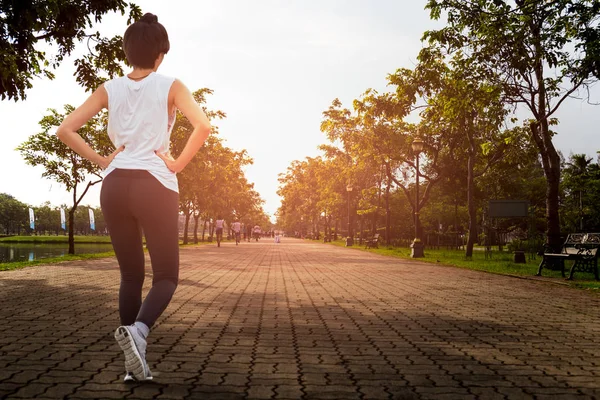 Concepto de cuidado saludable estilo de vida mujer corriendo en el parque — Foto de Stock