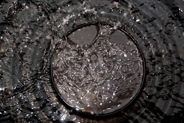 Siyah ve beyaz siyah kap üzerinde yağmur damla su sıçrama