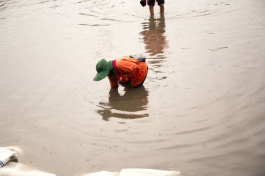 Muson mevsiminde yol sel üzerinde Asya insanlar