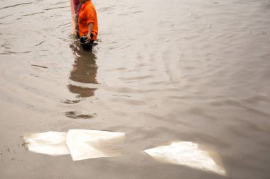 Muson mevsiminde yol sel üzerinde Asya insanlar