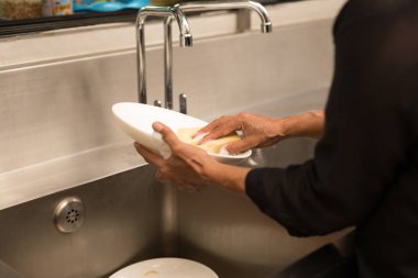 Mutfak lavabo bulaşık kadın