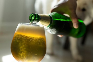 El dökme bira cam içine 