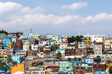 3 Haziran 2017 - mavi gökyüzü ile Gamcheon kültür Köyü Busan Güney Kore