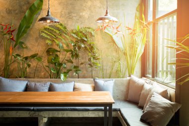 Modern iç kafe ve ev bitkisi s ile ahşap masa