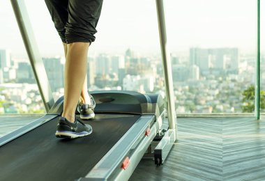Spor salonunda treadmill egzersiz üzerinde yürüyen kadın 