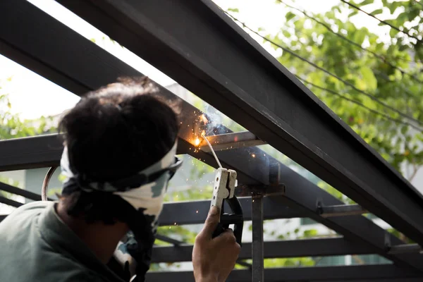 Elektroschweißer schweißen Metall auf einer Baustelle — Stockfoto
