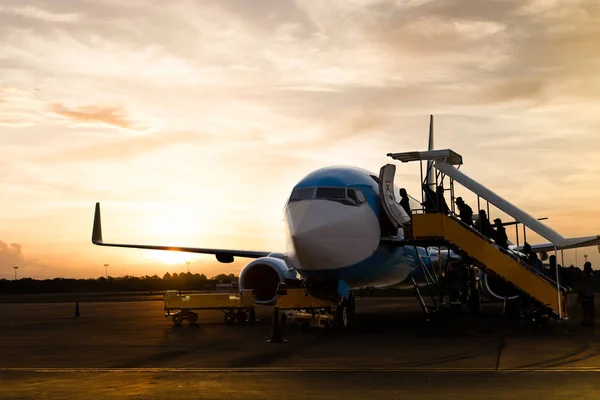 Passagier steigt in Flugzeug im Urlaub in Silhouette ein — Stockfoto