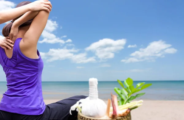 Mujer asiática teniendo Thaj masaje en la playa con hierba — Foto de Stock