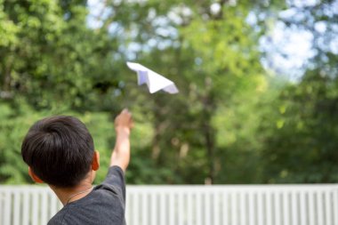 Küçük çocuk ile bir kağıt oynamak 