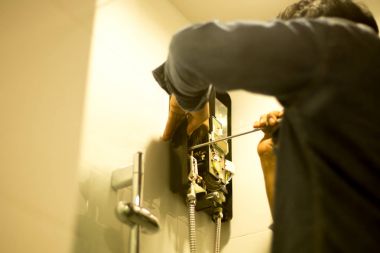 Asya tesisatçı vida dr kullanarak banyoda su ısıtıcı sabitleme