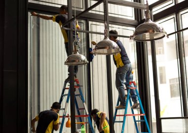 Kimliği belirsiz alt cam cama renkli tabaka uygulamadan