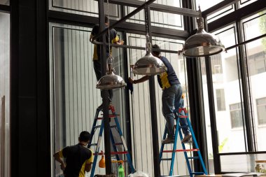 Kimliği belirsiz alt cam cama renkli tabaka uygulamadan