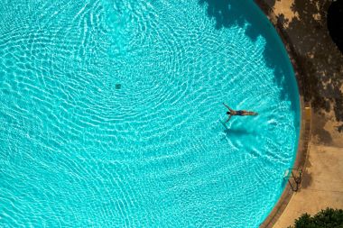 Asyalı kadın yukarıdan havuzu görünümünde Yüzme 