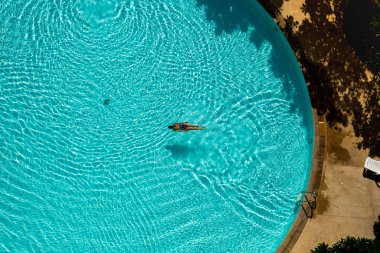 Asyalı kadın havuzda 