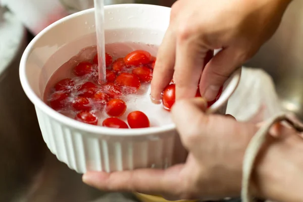 Lavage des tomates cerises fraîches à l'eau courante — Photo