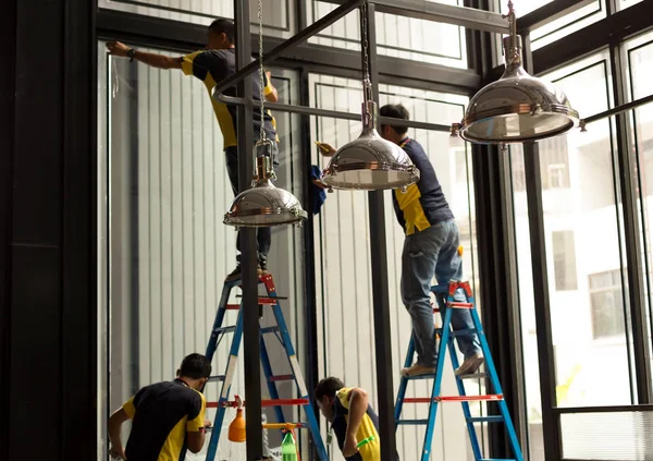 Kimliği belirsiz alt cam cama renkli tabaka uygulamadan