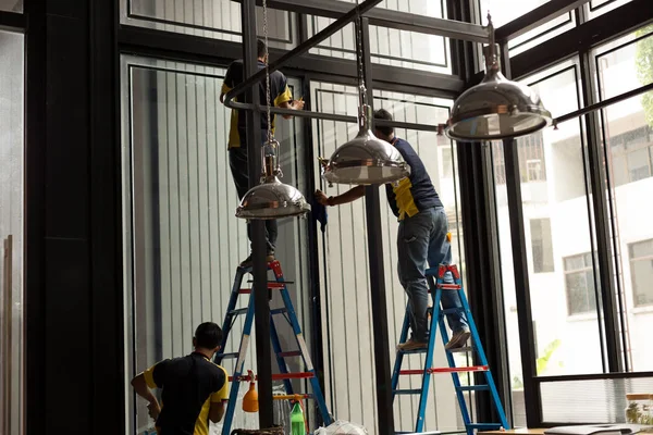 Kimliği belirsiz alt cam cama renkli tabaka uygulamadan