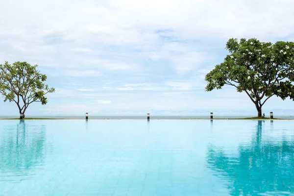 Plumeria ağaç ve mavi gökyüzü ve okyanus Yüzme Havuzu