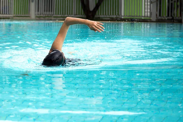 Las mujeres hacen ejercicio nadando en la piscina —  Fotos de Stock