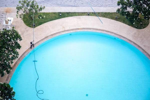 Hombre limpieza piscina con aspiradora — Foto de Stock
