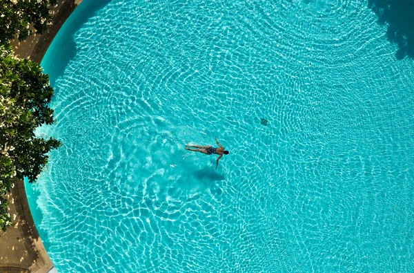 Mujer asiática nadando en la piscina vista desde arriba — Foto de Stock