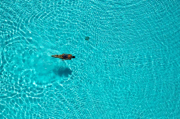 Asyalı kadın yukarıdan havuzu görünümünde Yüzme