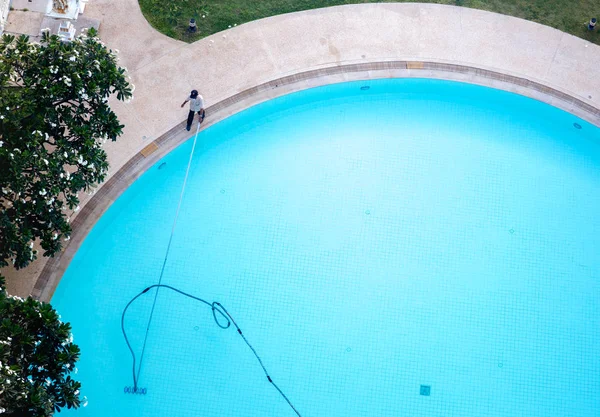 Homem limpeza piscina com aspirador de pó — Fotografia de Stock