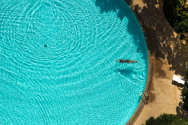 Mujer asiática nadando en la piscina vista desde arriba — Foto de Stock