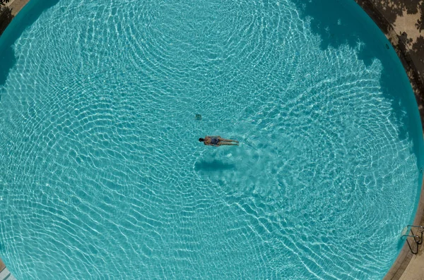 Asyalı kadın havuzda 