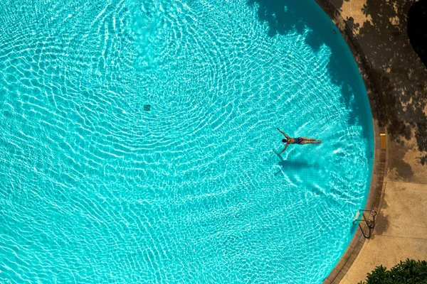 Asyalı kadın yukarıdan havuzu görünümünde Yüzme 