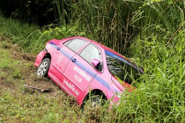 Toyota taksi pembe ile sayı yer 5150 yolun kenarında trafik kazası vardı.