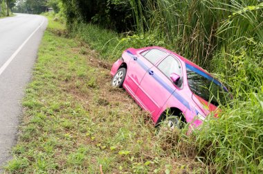 Yol kaza araba kazasında yolun kenarında 