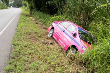 Toyota taksi pembe ile sayı yer 5150 yolun kenarında trafik kazası vardı.
