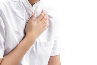 Göğüs ağrısı kalp krizi izole olan kadın