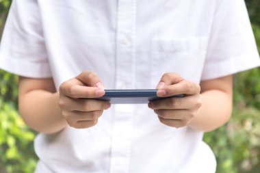 Cep telefonu mesajı okuma kullanan gençlerin