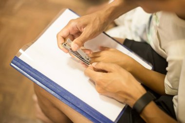 Babası süsleme tırnak tırnak makası oğlu için ile 