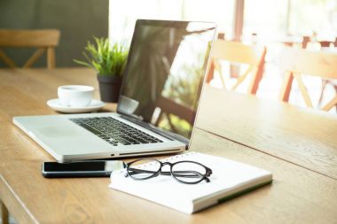 Seçilen odak laptop ile cep telefonu defter ve gözlük ve c