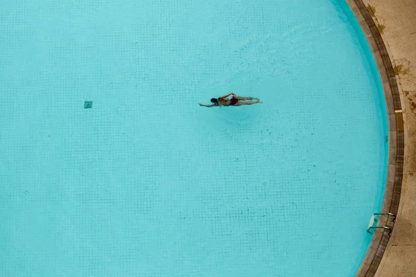 Mujer asiática nadando en la piscina vista desde arriba — Foto de Stock